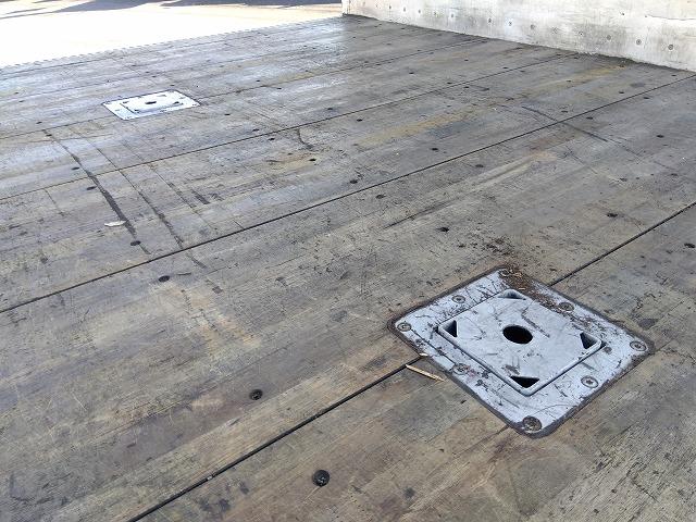 クオン 　アルミウイング　上物日本フルハーフ製　積載１４．１ｔ　荷台寸法９６０×２４０×２５０　荷台床木張り　ラッシングレール２段　可倒式中柱　エアラインレール　あおり開閉サポート付　スタンションホール（45枚目）