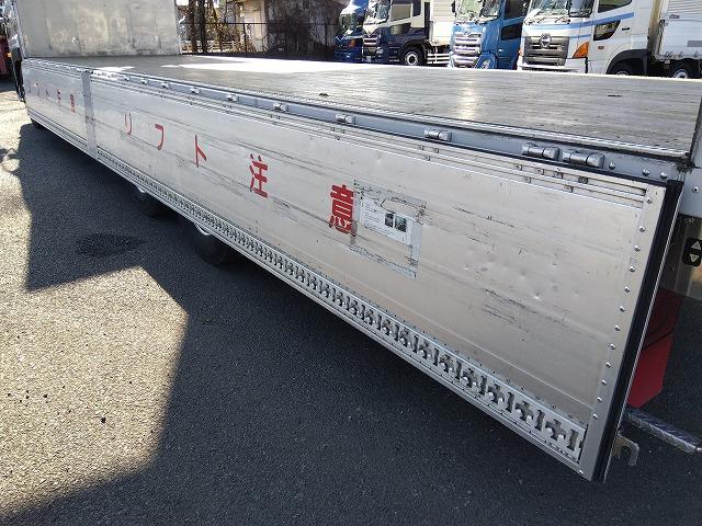 クオン 　アルミウイング　上物日本フルハーフ製　積載１４．１ｔ　荷台寸法９６０×２４０×２５０　荷台床木張り　ラッシングレール２段　可倒式中柱　エアラインレール　あおり開閉サポート付　スタンションホール（46枚目）