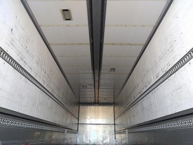 クオン 　アルミウイング　上物日本フルハーフ製　積載１４．１ｔ　荷台寸法９６０×２４０×２５０　荷台床木張り　ラッシングレール２段　可倒式中柱　エアラインレール　あおり開閉サポート付　スタンションホール（49枚目）