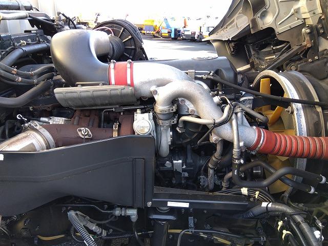 クオン 　アルミウイング　上物日本フルハーフ製　積載１４．１ｔ　荷台寸法９６０×２４０×２５０　荷台床木張り　ラッシングレール２段　可倒式中柱　エアラインレール　あおり開閉サポート付　スタンションホール（55枚目）