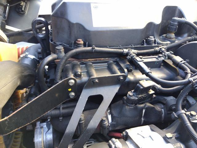 クオン 　アルミウイング　上物日本フルハーフ製　積載１４．１ｔ　荷台寸法９６０×２４０×２５０　荷台床木張り　ラッシングレール２段　可倒式中柱　エアラインレール　あおり開閉サポート付　スタンションホール（57枚目）