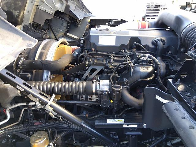 クオン 　アルミウイング　上物日本フルハーフ製　積載１４．１ｔ　荷台寸法９６０×２４０×２５０　荷台床木張り　ラッシングレール２段　可倒式中柱　エアラインレール　あおり開閉サポート付　スタンションホール（59枚目）