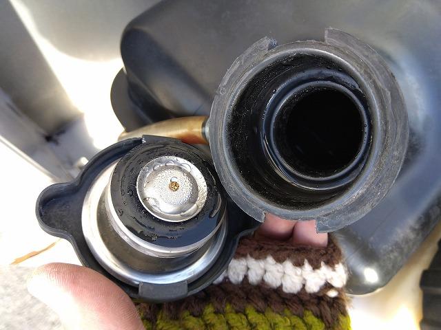 クオン 　アルミウイング　上物日本フルハーフ製　積載１４．１ｔ　荷台寸法９６０×２４０×２５０　荷台床木張り　ラッシングレール２段　可倒式中柱　エアラインレール　あおり開閉サポート付　スタンションホール（61枚目）