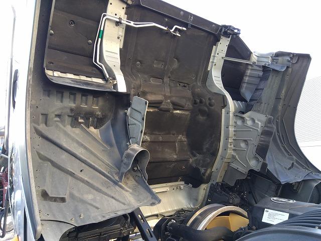 クオン 　アルミウイング　上物日本フルハーフ製　積載１４．１ｔ　荷台寸法９６０×２４０×２５０　荷台床木張り　ラッシングレール２段　可倒式中柱　エアラインレール　あおり開閉サポート付　スタンションホール（64枚目）