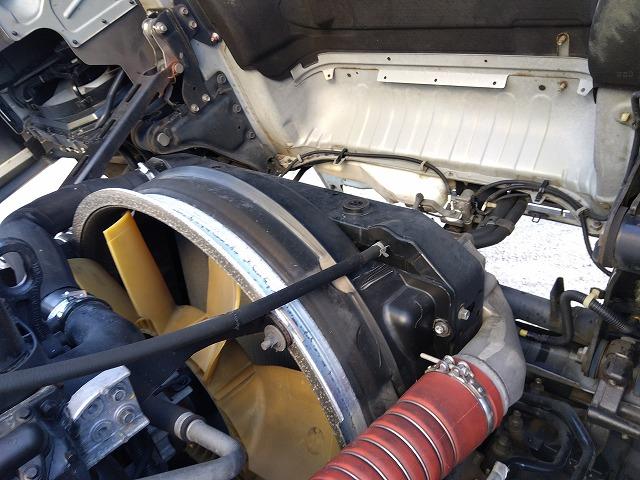 クオン 　アルミウイング　上物日本フルハーフ製　積載１４．１ｔ　荷台寸法９６０×２４０×２５０　荷台床木張り　ラッシングレール２段　可倒式中柱　エアラインレール　あおり開閉サポート付　スタンションホール（68枚目）