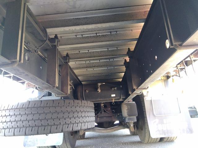 クオン 　アルミウイング　上物日本フルハーフ製　積載１４．１ｔ　荷台寸法９６０×２４０×２５０　荷台床木張り　ラッシングレール２段　可倒式中柱　エアラインレール　あおり開閉サポート付　スタンションホール（73枚目）