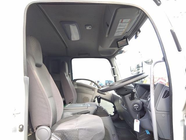 フォワード 　アルミウイング　上物日本フルハーフ　積載２．４ｔ　荷台寸６２４ｘ２４０ｘ２３９　ワイド６．２ｍボディ　荷台床木張り　ラッシングレール２段　極東開発製格納ＰＧ　ＰＧ寸１４６ｘ２４１　昇降荷重１０００ｋｇ（12枚目）