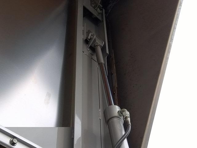 フォワード 　アルミウイング　上物日本フルハーフ　積載２．４ｔ　荷台寸６２４ｘ２４０ｘ２３９　ワイド６．２ｍボディ　荷台床木張り　ラッシングレール２段　極東開発製格納ＰＧ　ＰＧ寸１４６ｘ２４１　昇降荷重１０００ｋｇ（23枚目）