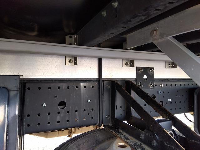 フォワード 　アルミウイング　上物日本フルハーフ　積載２．４ｔ　荷台寸６２４ｘ２４０ｘ２３９　ワイド６．２ｍボディ　荷台床木張り　ラッシングレール２段　極東開発製格納ＰＧ　ＰＧ寸１４６ｘ２４１　昇降荷重１０００ｋｇ（61枚目）