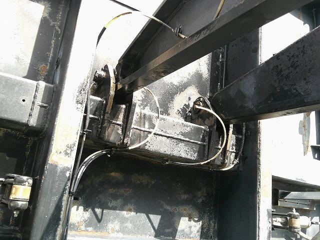 ギガ 　大型ダンプ　上物新明和製　積載８ｔ　荷台寸５０９ｘ２１９ｘ４６　５１０ｘ２２０ボディ　電動コボレーン付（３方開）　リターダー付　燃焼装置無　４００馬力　カスタム仕様　ＥＴＣ通電確認済み　メッキパーツ（21枚目）