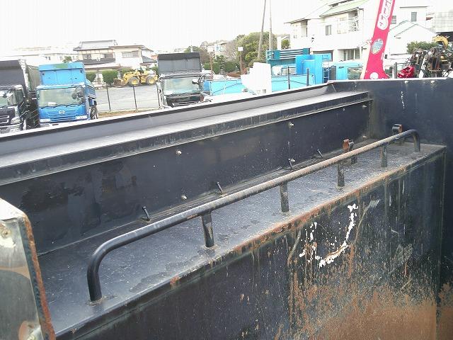 ギガ 　大型ダンプ　上物新明和製　積載８ｔ　荷台寸５０９ｘ２１９ｘ４６　５１０ｘ２２０ボディ　電動コボレーン付（３方開）　リターダー付　燃焼装置無　４００馬力　カスタム仕様　ＥＴＣ通電確認済み　メッキパーツ（24枚目）
