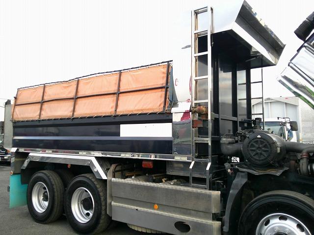 ギガ 　大型ダンプ　上物新明和製　積載８ｔ　荷台寸５０９ｘ２１９ｘ４６　５１０ｘ２２０ボディ　電動コボレーン付（３方開）　リターダー付　燃焼装置無　４００馬力　カスタム仕様　ＥＴＣ通電確認済み　メッキパーツ（26枚目）