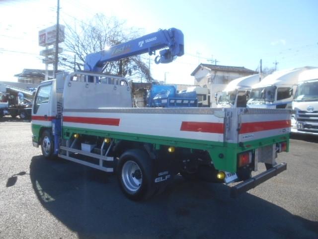 エルフトラック 　クレーン付平ボディ　上物タダノクレーン　３段ブーム　ラジコン付（無線）　フックイン　２．６ｔ吊　標準ロングボディ　積載２ｔ　荷台寸法３７０×１７９×３８　荷台床鉄板張り　内フック５対　鳥居工具箱付（6枚目）