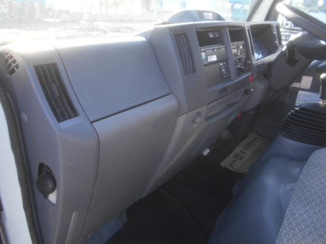 エルフトラック 　クレーン付平ボディ　上物タダノクレーン　３段ブーム　ラジコン付（無線）　フックイン　２．６ｔ吊　標準ロングボディ　積載２ｔ　荷台寸法３７０×１７９×３８　荷台床鉄板張り　内フック５対　鳥居工具箱付（17枚目）