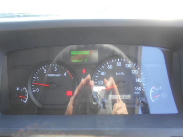 エルフトラック 　クレーン付平ボディ　上物タダノクレーン　３段ブーム　ラジコン付（無線）　フックイン　２．６ｔ吊　標準ロングボディ　積載２ｔ　荷台寸法３７０×１７９×３８　荷台床鉄板張り　内フック５対　鳥居工具箱付（21枚目）