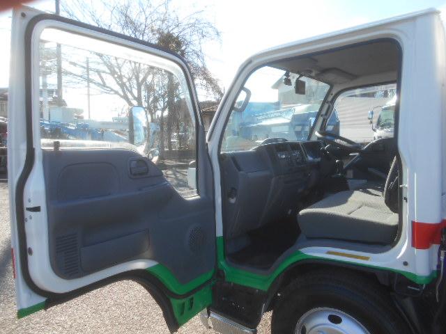 エルフトラック 　クレーン付平ボディ　上物タダノクレーン　３段ブーム　ラジコン付（無線）　フックイン　２．６ｔ吊　標準ロングボディ　積載２ｔ　荷台寸法３７０×１７９×３８　荷台床鉄板張り　内フック５対　鳥居工具箱付（25枚目）