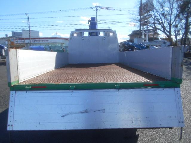 エルフトラック 　クレーン付平ボディ　上物タダノクレーン　３段ブーム　ラジコン付（無線）　フックイン　２．６ｔ吊　標準ロングボディ　積載２ｔ　荷台寸法３７０×１７９×３８　荷台床鉄板張り　内フック５対　鳥居工具箱付（30枚目）