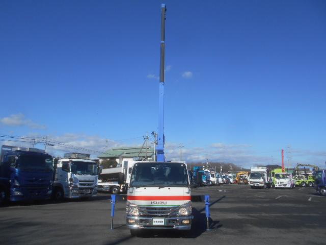 エルフトラック 　クレーン付平ボディ　上物タダノクレーン　３段ブーム　ラジコン付（無線）　フックイン　２．６ｔ吊　標準ロングボディ　積載２ｔ　荷台寸法３７０×１７９×３８　荷台床鉄板張り　内フック５対　鳥居工具箱付（32枚目）