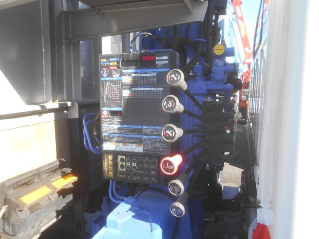 エルフトラック 　クレーン付平ボディ　上物タダノクレーン　３段ブーム　ラジコン付（無線）　フックイン　２．６ｔ吊　標準ロングボディ　積載２ｔ　荷台寸法３７０×１７９×３８　荷台床鉄板張り　内フック５対　鳥居工具箱付（33枚目）