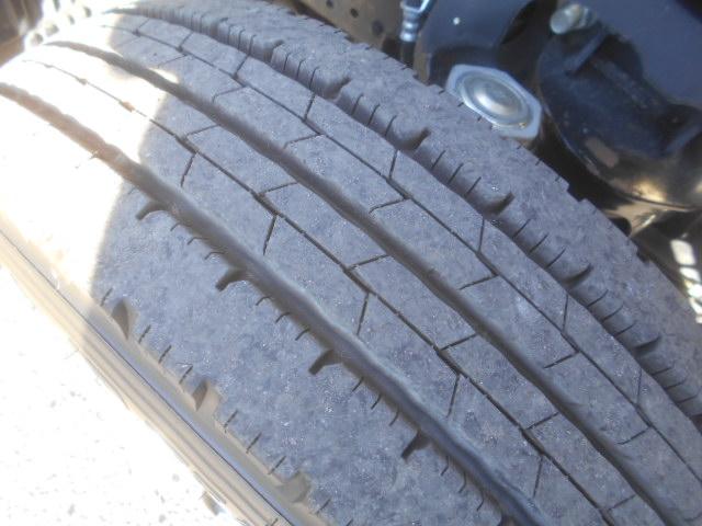 エルフトラック 　クレーン付平ボディ　上物タダノクレーン　３段ブーム　ラジコン付（無線）　フックイン　２．６ｔ吊　標準ロングボディ　積載２ｔ　荷台寸法３７０×１７９×３８　荷台床鉄板張り　内フック５対　鳥居工具箱付（55枚目）