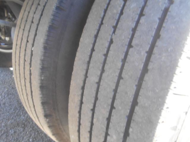 エルフトラック 　クレーン付平ボディ　上物タダノクレーン　３段ブーム　ラジコン付（無線）　フックイン　２．６ｔ吊　標準ロングボディ　積載２ｔ　荷台寸法３７０×１７９×３８　荷台床鉄板張り　内フック５対　鳥居工具箱付（56枚目）