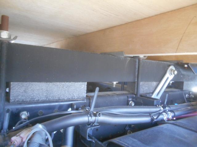 エルフトラック 　クレーン付平ボディ　上物タダノクレーン　３段ブーム　ラジコン付（無線）　フックイン　２．６ｔ吊　標準ロングボディ　積載２ｔ　荷台寸法３７０×１７９×３８　荷台床鉄板張り　内フック５対　鳥居工具箱付（65枚目）