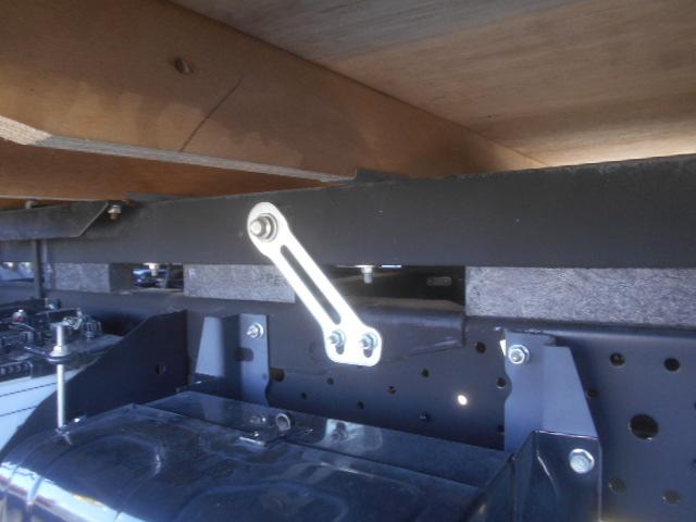 エルフトラック 　クレーン付平ボディ　上物タダノクレーン　３段ブーム　ラジコン付（無線）　フックイン　２．６ｔ吊　標準ロングボディ　積載２ｔ　荷台寸法３７０×１７９×３８　荷台床鉄板張り　内フック５対　鳥居工具箱付（66枚目）