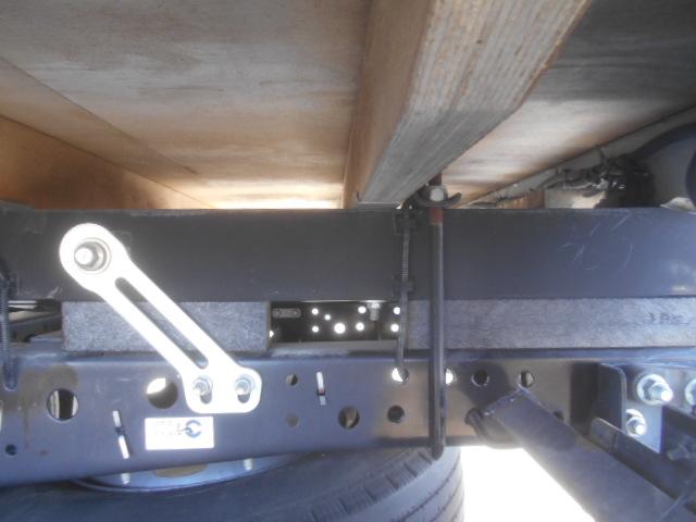 エルフトラック 　クレーン付平ボディ　上物タダノクレーン　３段ブーム　ラジコン付（無線）　フックイン　２．６ｔ吊　標準ロングボディ　積載２ｔ　荷台寸法３７０×１７９×３８　荷台床鉄板張り　内フック５対　鳥居工具箱付（68枚目）