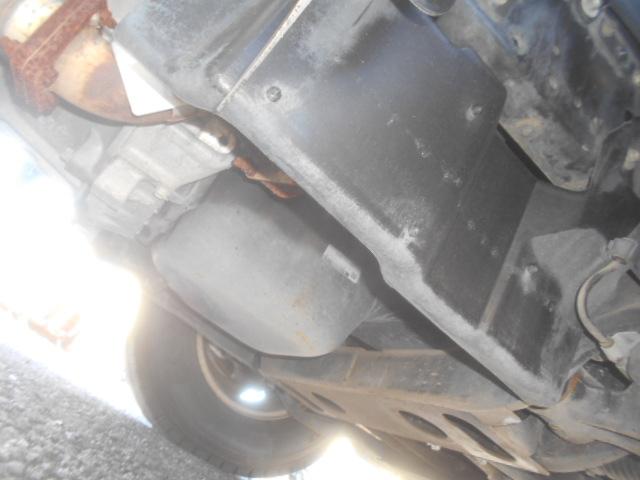 エルフトラック 　クレーン付平ボディ　上物タダノクレーン　３段ブーム　ラジコン付（無線）　フックイン　２．６ｔ吊　標準ロングボディ　積載２ｔ　荷台寸法３７０×１７９×３８　荷台床鉄板張り　内フック５対　鳥居工具箱付（70枚目）