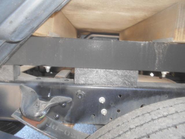 エルフトラック 　クレーン付平ボディ　上物タダノクレーン　３段ブーム　ラジコン付（無線）　フックイン　２．６ｔ吊　標準ロングボディ　積載２ｔ　荷台寸法３７０×１７９×３８　荷台床鉄板張り　内フック５対　鳥居工具箱付（74枚目）