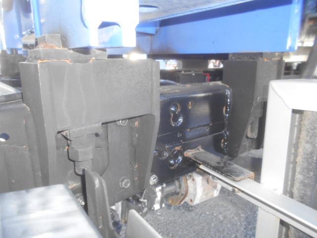 エルフトラック 　クレーン付平ボディ　上物タダノクレーン　３段ブーム　ラジコン付（無線）　フックイン　２．６ｔ吊　標準ロングボディ　積載２ｔ　荷台寸法３７０×１７９×３８　荷台床鉄板張り　内フック５対　鳥居工具箱付（76枚目）