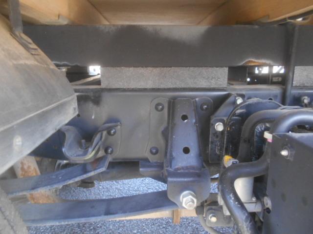 エルフトラック 　クレーン付平ボディ　上物タダノクレーン　３段ブーム　ラジコン付（無線）　フックイン　２．６ｔ吊　標準ロングボディ　積載２ｔ　荷台寸法３７０×１７９×３８　荷台床鉄板張り　内フック５対　鳥居工具箱付（77枚目）