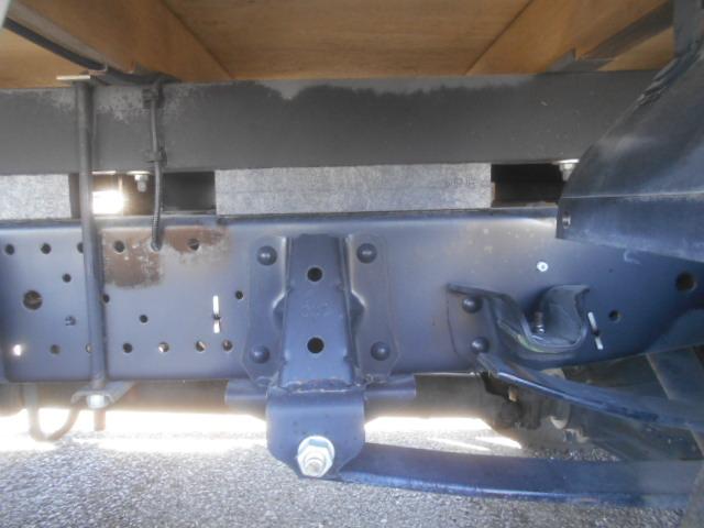 エルフトラック 　クレーン付平ボディ　上物タダノクレーン　３段ブーム　ラジコン付（無線）　フックイン　２．６ｔ吊　標準ロングボディ　積載２ｔ　荷台寸法３７０×１７９×３８　荷台床鉄板張り　内フック５対　鳥居工具箱付（78枚目）