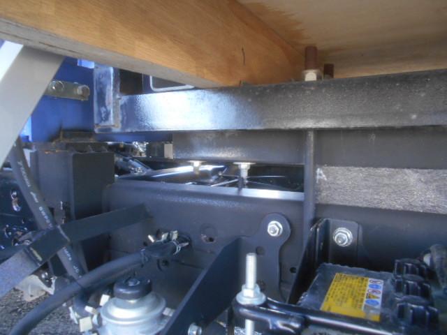 エルフトラック 　クレーン付平ボディ　上物タダノクレーン　３段ブーム　ラジコン付（無線）　フックイン　２．６ｔ吊　標準ロングボディ　積載２ｔ　荷台寸法３７０×１７９×３８　荷台床鉄板張り　内フック５対　鳥居工具箱付（79枚目）