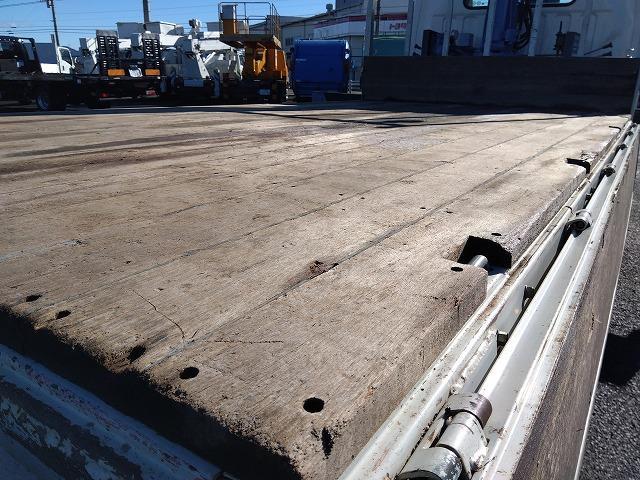 キャンター 　クレーン付平ボディ　上物タダノ製　４段ブーム　ラジコン付（無線）　フックイン　２．９ｔ吊り　差し違いアウトリガー　ワイドロングボディ　積載３．８ｔ　荷台寸法３７４×１９８×３４　荷台床木張り　内フック（47枚目）