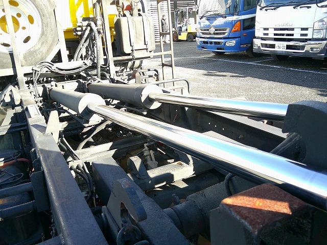 フォワード コンテナ専用車(アームロール) 上物新明和製 ツインホイスト 積載3.85t ベッド付 240馬力 カラーバックモニター有 6速ミッション 走行19万km台(19枚目)