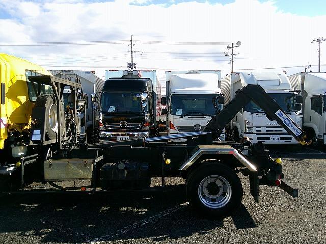 フォワード コンテナ専用車(アームロール) 上物新明和製 ツインホイスト 積載3.85t ベッド付 240馬力 カラーバックモニター有 6速ミッション 走行19万km台(34枚目)