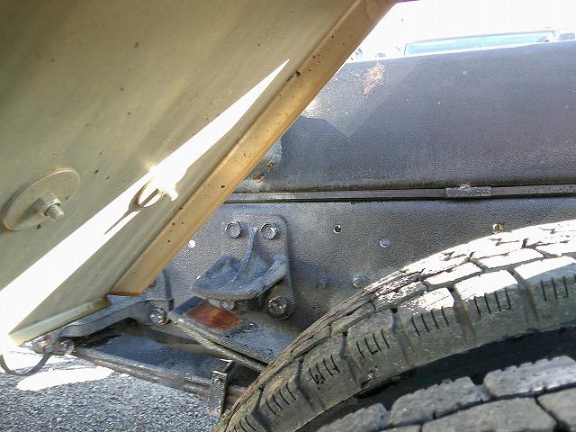 フォワード コンテナ専用車(アームロール) 上物新明和製 ツインホイスト 積載3.85t ベッド付 240馬力 カラーバックモニター有 6速ミッション 走行19万km台(55枚目)