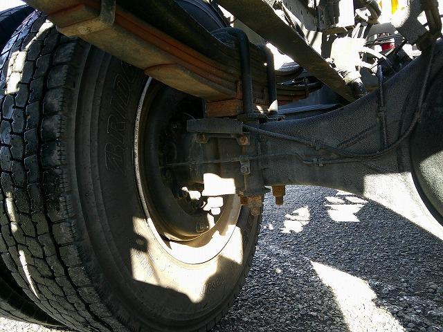 フォワード コンテナ専用車(アームロール) 上物新明和製 ツインホイスト 積載3.85t ベッド付 240馬力 カラーバックモニター有 6速ミッション 走行19万km台(60枚目)