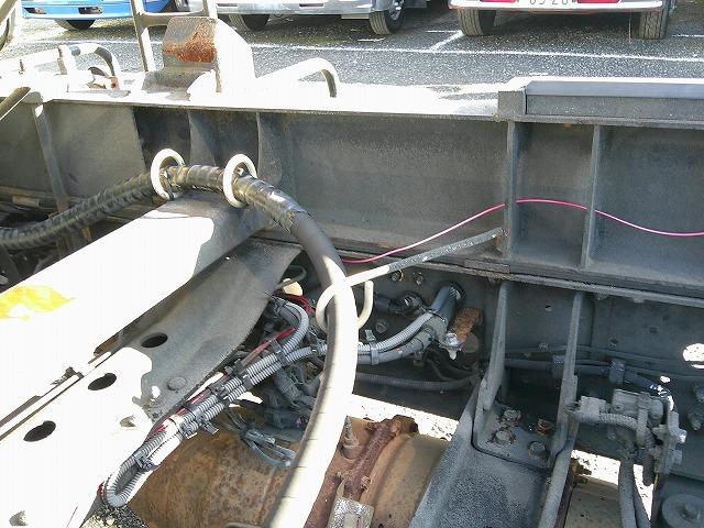 フォワード コンテナ専用車(アームロール) 上物新明和製 ツインホイスト 積載3.85t ベッド付 240馬力 カラーバックモニター有 6速ミッション 走行19万km台(65枚目)