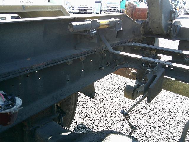 フォワード コンテナ専用車(アームロール) 上物新明和製 ツインホイスト 積載3.85t ベッド付 240馬力 カラーバックモニター有 6速ミッション 走行19万km台(68枚目)