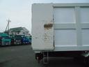 　チップ運搬車　上物新明和製　スライドデッキ　積載１０．２ｔ　荷台内寸：９５０×２２９×２４５【約５２立米】　室内デッキ動作リモコン　７速ミッション　４軸低床　２５ｔ車　ターボ車　２６５／７０Ｒ１９．５（42枚目）