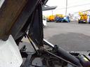　低床ダンプ　上物新明和製　荷台寸法３０６ｘ１６０ｘ３２　積載２ｔ　４ナンバー　５速ミッション　走行１２．７万ｋｍ（21枚目）