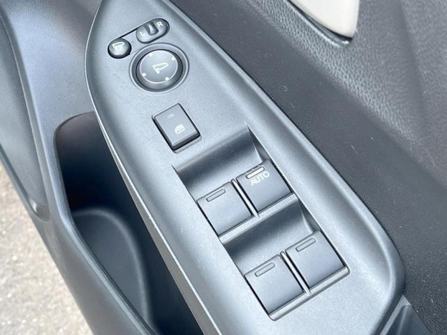 フィット 13G・F 純正SDナビ 衝突被害軽減システム レーダークルーズ バックカメラ スマートキー ビルトインETC オートエアコン CD(34枚目)