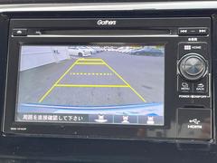 【バックカメラ】駐車時に後方がリアルタイム映像で確認できます。大型商業施設や立体駐車場での駐車時や、夜間のバック時に大活躍！運転スキルに関わらず、今や必須となった装備のひとつです！ 3