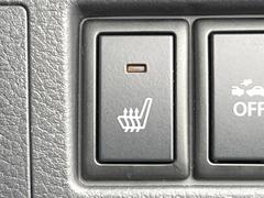 【シートヒーター】寒い日に重宝するシートヒーター！エアコンより早く温まってくれるので寒がりの人も安心ですね♪エアコンの温風は乾燥するから苦手、という方にもをおすすめです。 6