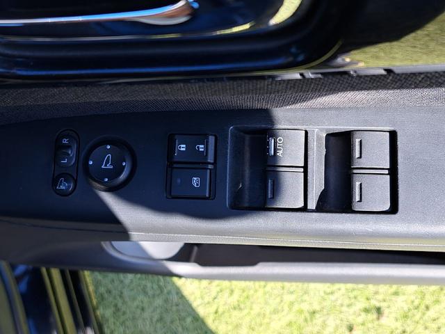 N-BOXカスタム G SSパッケージ ETC バックカメラ 両側電動スライドドア ナビ TV 衝突被害軽減システム オートライト HID スマートキー アイドリングストップ 電動格納ミラー ベンチシート CVT 盗難防止システム ABS(13枚目)