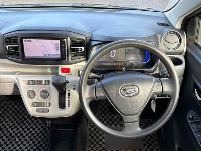 ミライース 　バックカメラ　ナビ　ＴＶ　クリアランスソナー　衝突被害軽減システム　オートマチックハイビーム　キーレスエントリー　アイドリングストップ　電動格納ミラー　ＣＶＴ　盗難防止システム　ＡＢＳ　ＥＳＣ　ＣＤ（4枚目）