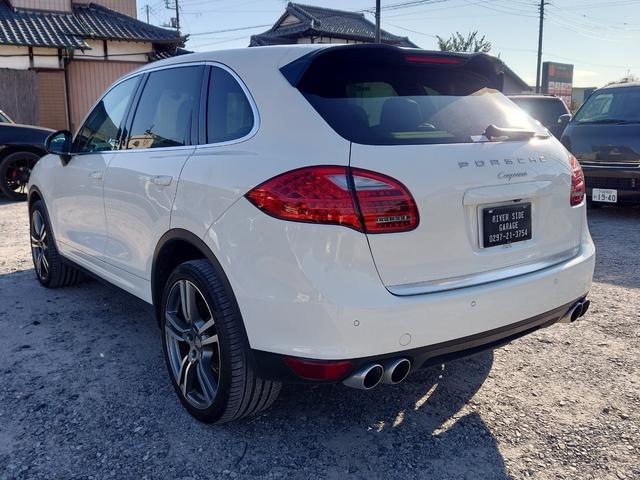 カイエン ベースグレード　ターボ仕様カスタム　サンルーフ　ブラックレザーインテリア　サンルーフ　２１インチＡＷ　スペアキー（3枚目）