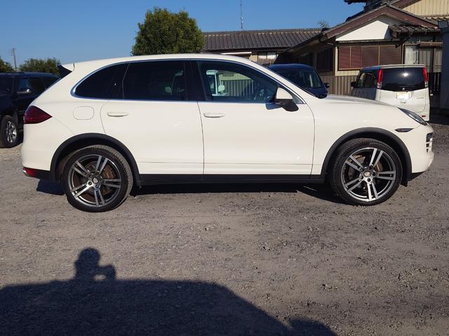 カイエン ベースグレード　ターボ仕様カスタム　サンルーフ　ブラックレザーインテリア　サンルーフ　２１インチＡＷ　スペアキー（8枚目）